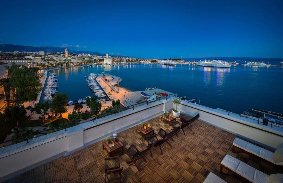 Balcony/Terrace, City view, Landmark view, Mountain view, Sea view