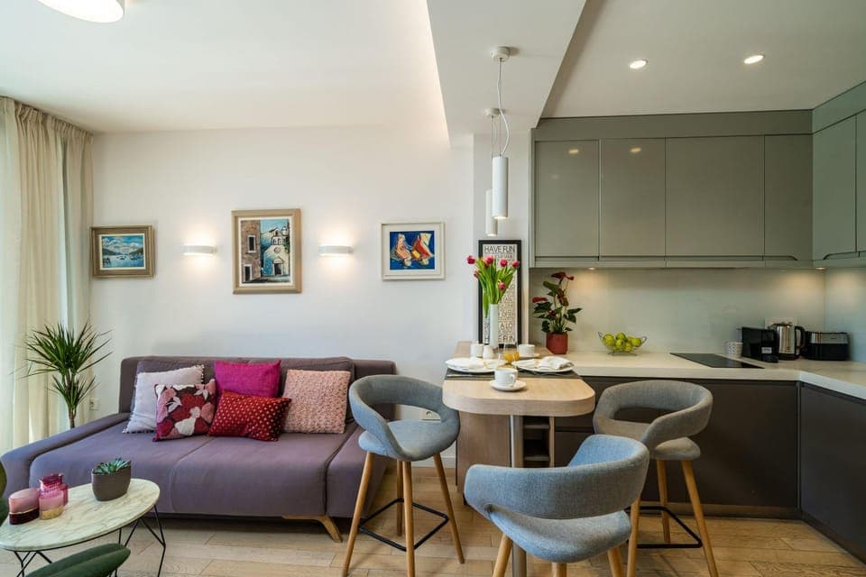 Kitchen or kitchenette, Living room, Seating area, Dining area