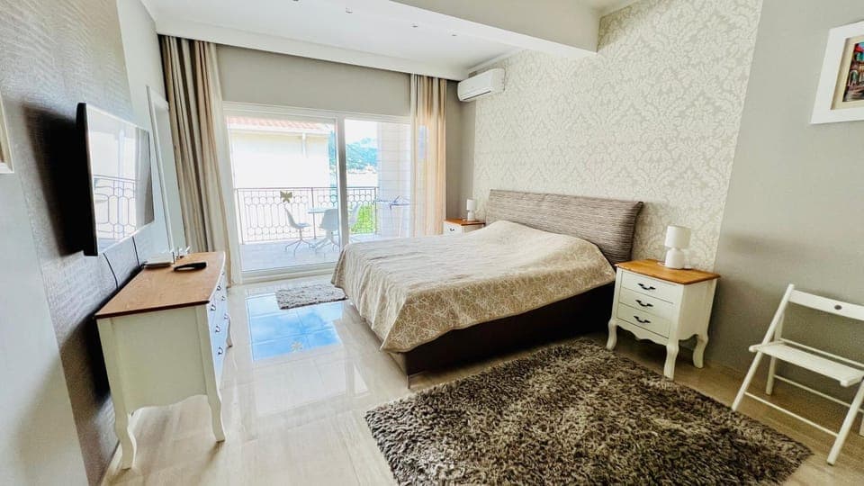 Bed, Photo of the whole room