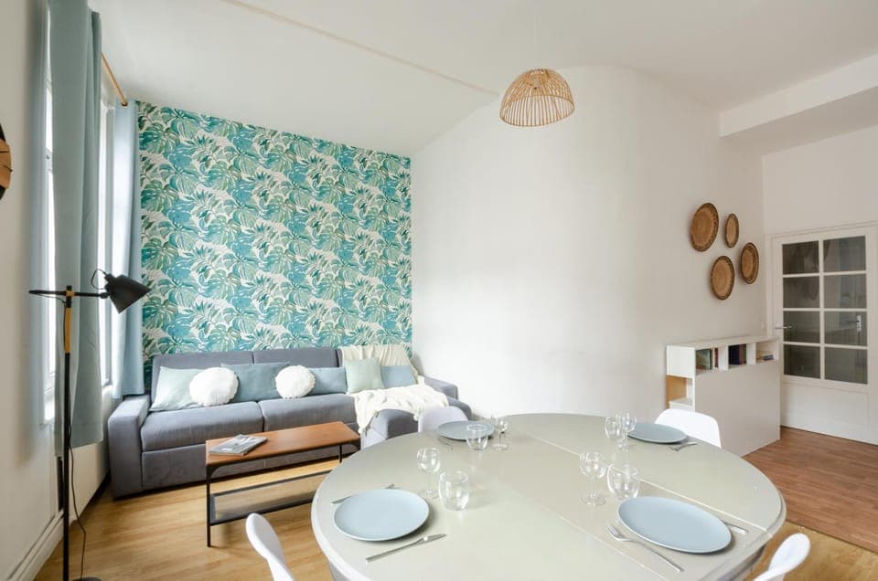 Living room, Seating area, Dining area, Dinner