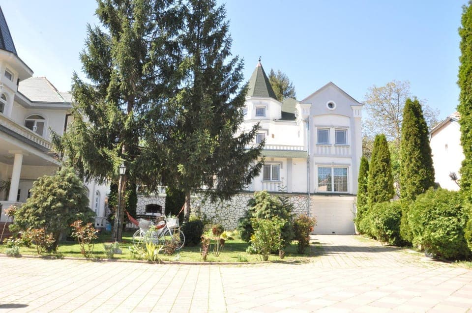 Facade/entrance, Garden view