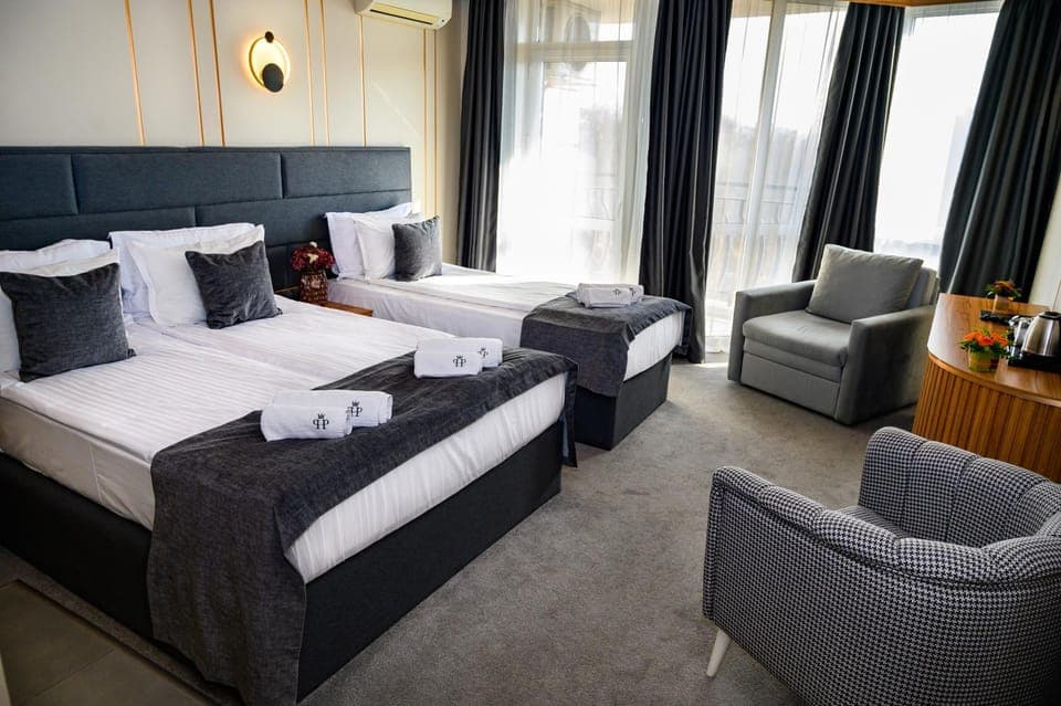 Bed, Living room, Photo of the whole room, Seating area, Bedroom, Family, towels