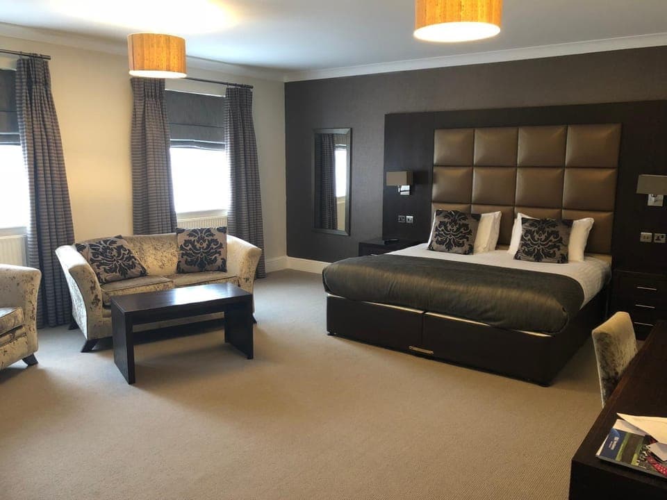 Photo of the whole room, Seating area