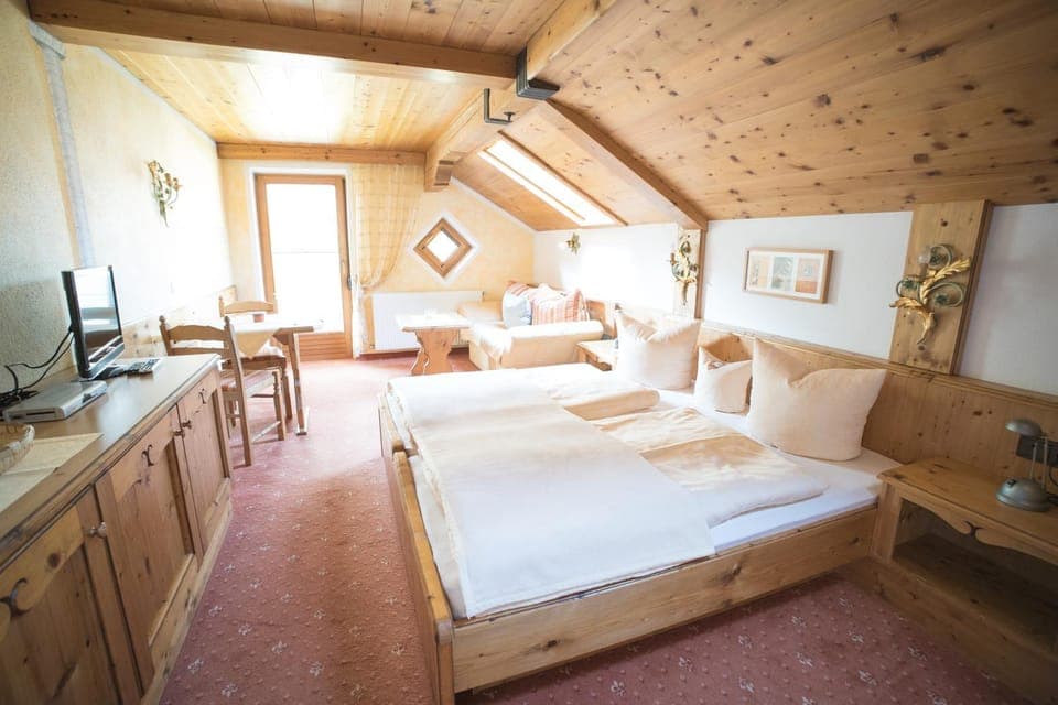 Living room, Seating area, Dining area, Bedroom