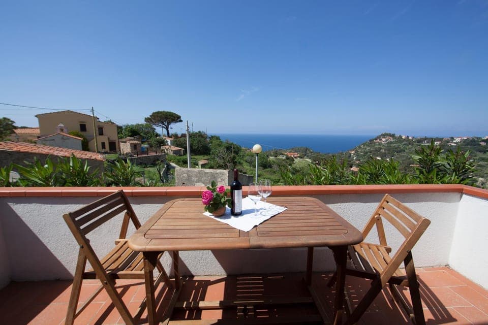 On-site shops, Balcony/Terrace, Landmark view, Mountain view, Sea view, Street view