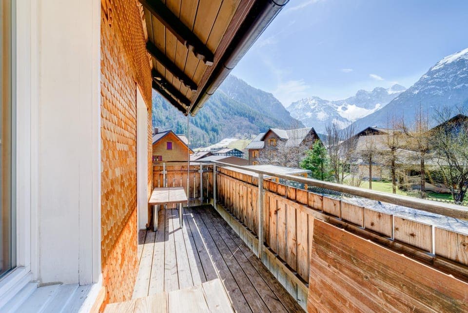 Property building, Spring, Day, Neighbourhood, Natural landscape, Balcony/Terrace, On site, Mountain view