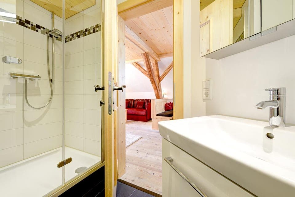 Shower, Bathroom, Decorative detail