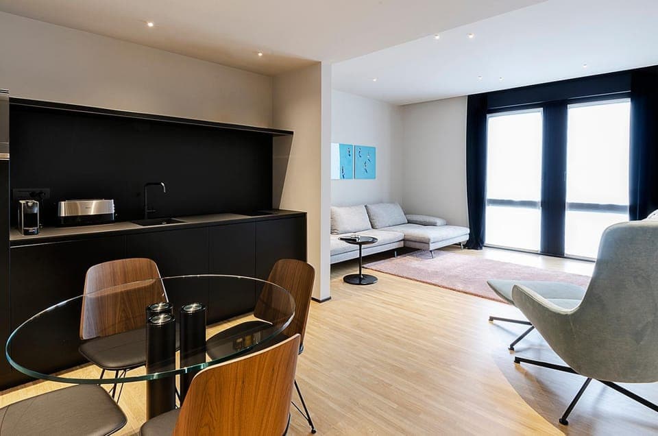 Coffee/tea facilities, Kitchen or kitchenette, Living room, Seating area, Dining area