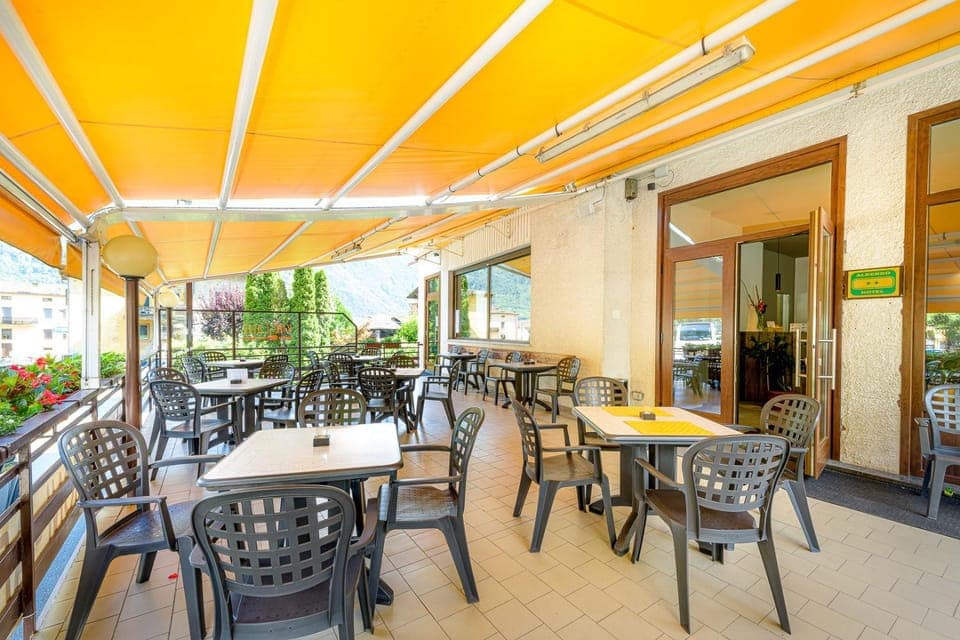 Restaurant/places to eat, Balcony/Terrace, Lounge or bar