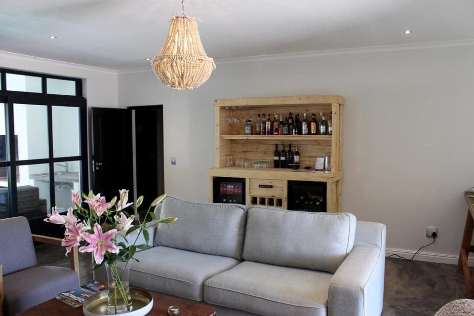 Lobby or reception, On site, Guests, Drinks, Alcoholic drinks, Non alcoholic drinks, group of guests, Family