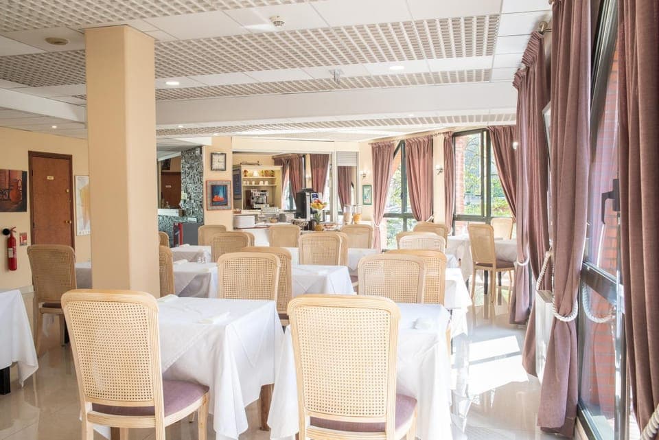 Restaurant/places to eat, Living room