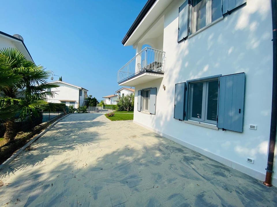 Property building, Day, Neighbourhood, Horse-riding, View (from property/room), Street view, Parking