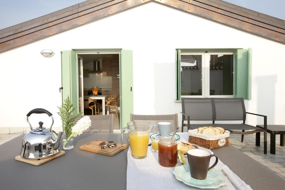 Patio, Day, Coffee/tea facilities, View (from property/room), Balcony/Terrace, Food and drinks, Dining area, Food, Breakfast, Continental breakfast, Drinks