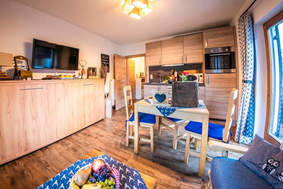 Kitchen or kitchenette, Living room, Seating area, Dining area