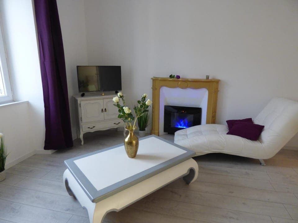 Staff, Staff, People, People, Living room, Decorative detail, Entertainment, Entertainment, Family, Family