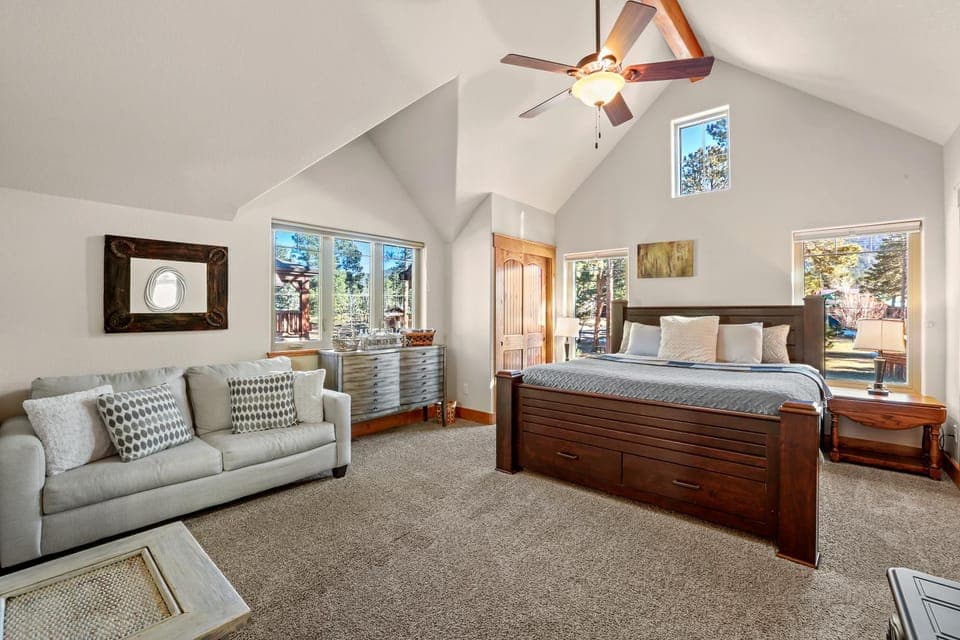Bed, Photo of the whole room, Seating area, Bedroom