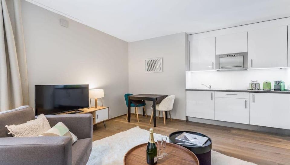 TV and multimedia, Kitchen or kitchenette, Living room, Seating area, Dining area