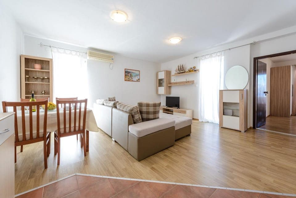 TV and multimedia, Living room, Seating area, Dining area