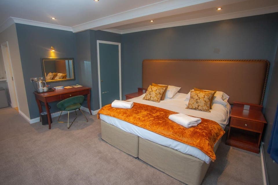 Bed, Photo of the whole room, Seating area, Bedroom, towels, wardrobe