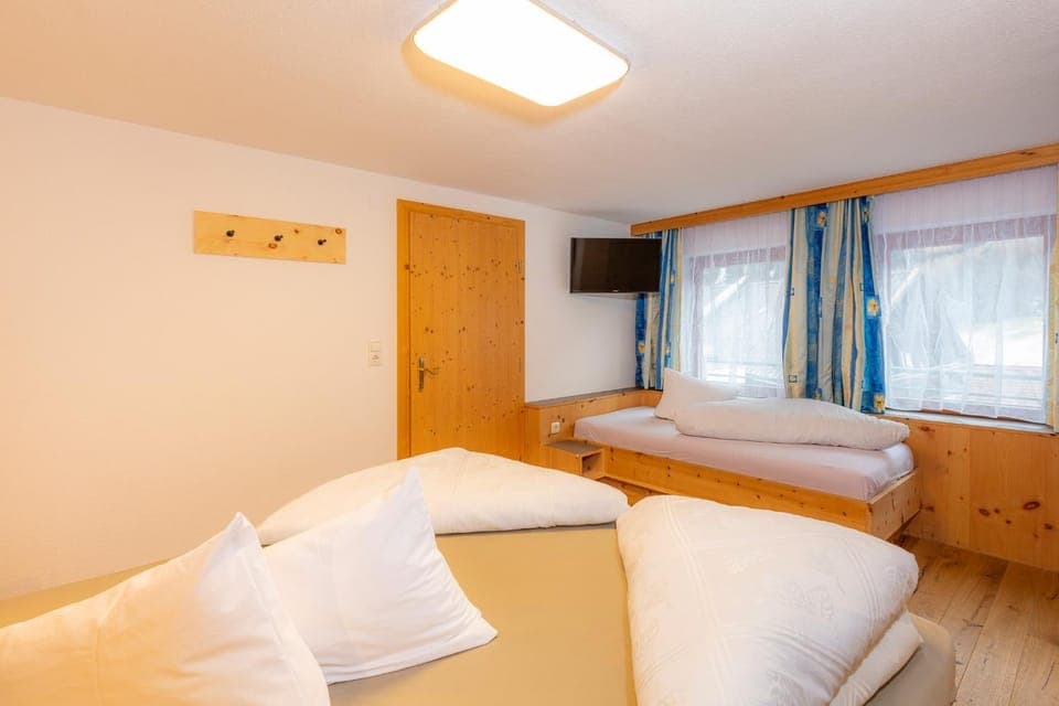 Bed, View (from property/room), Photo of the whole room, Bedroom, Mountain view, Street view