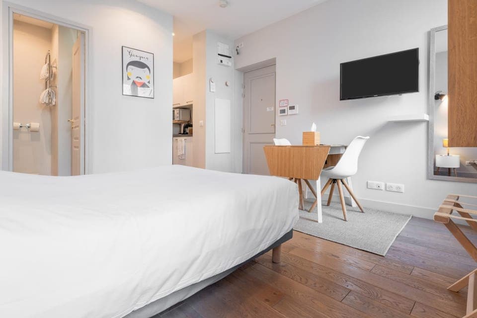 Bed, TV and multimedia, Photo of the whole room, microwave