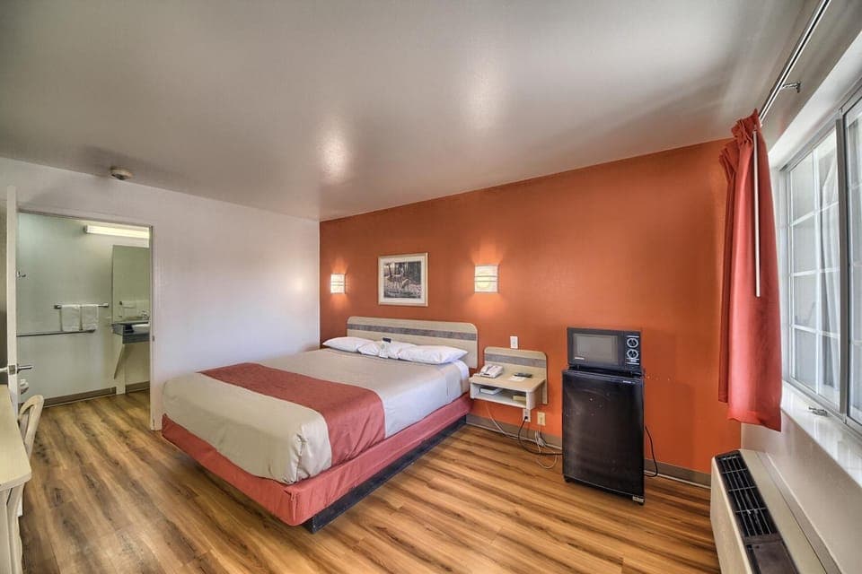 Bathroom, TV and multimedia, Bedroom