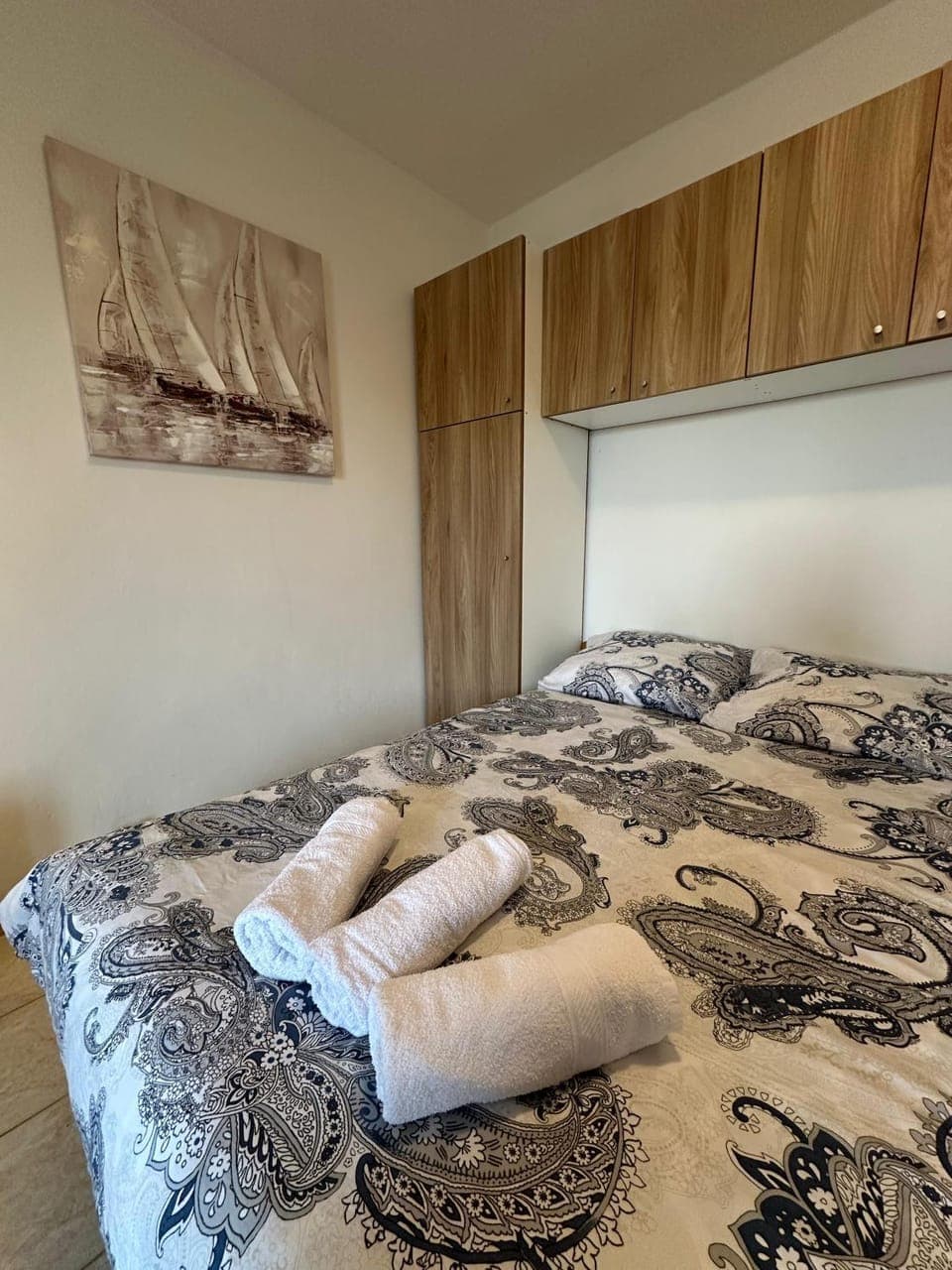 Bed, Photo of the whole room, Bedroom, towels