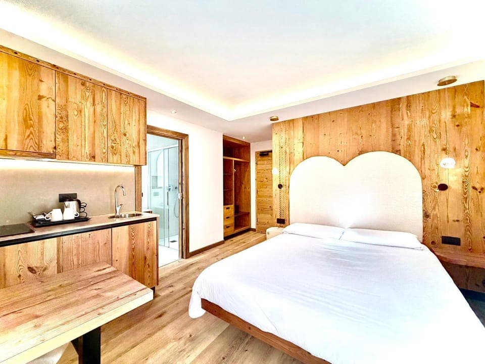 Bed, Kitchen or kitchenette, Photo of the whole room, Bedroom, minibar, wardrobe