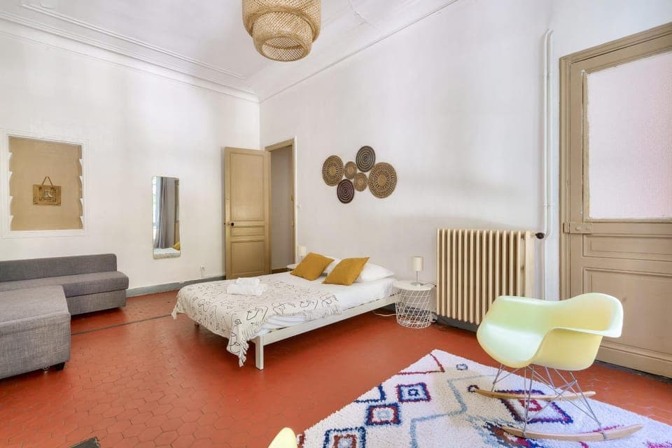 Bed, Living room, Photo of the whole room, Bedroom, internet