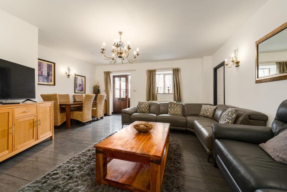 Communal lounge/ TV room, TV and multimedia, Seating area