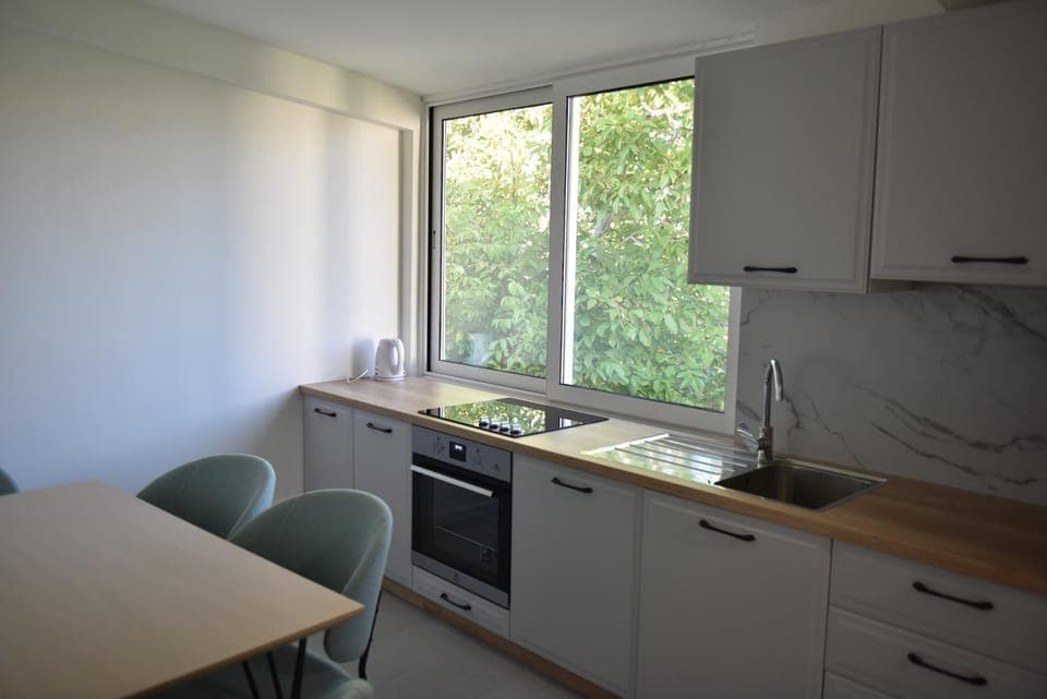 Kitchen or kitchenette, Dining area, dishwasher, stove