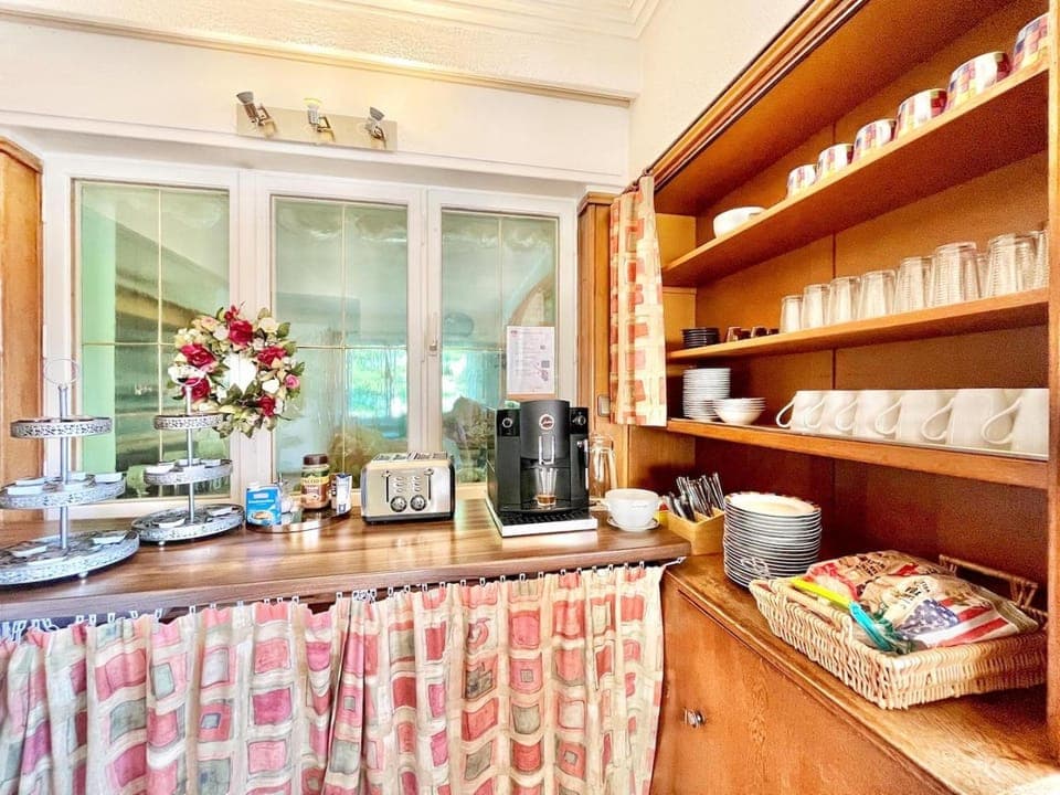 Coffee/tea facilities, Dining area, Buffet breakfast, toaster