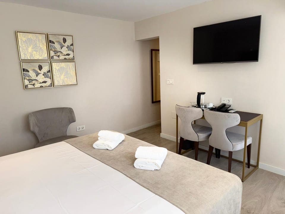 Bed, TV and multimedia, Living room, Photo of the whole room, Seating area, Bedroom, towels