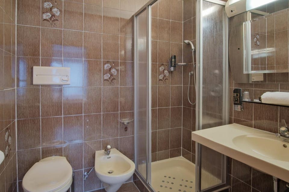 Shower, Toilet, Bathroom, bidet, towels