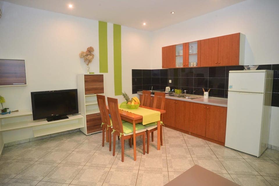Kitchen or kitchenette, Living room, Seating area