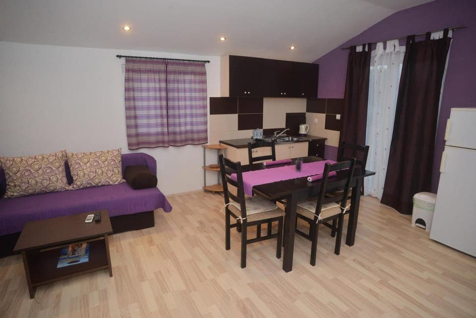 Coffee/tea facilities, Kitchen or kitchenette, Living room, Seating area