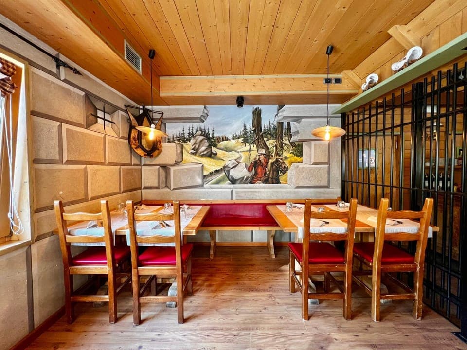 Restaurant/places to eat, Restaurant/places to eat, Dining area