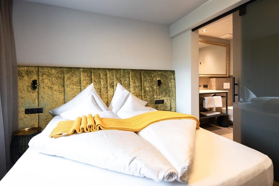 Shower, Bed, Bathroom, Photo of the whole room, Bedroom, towels