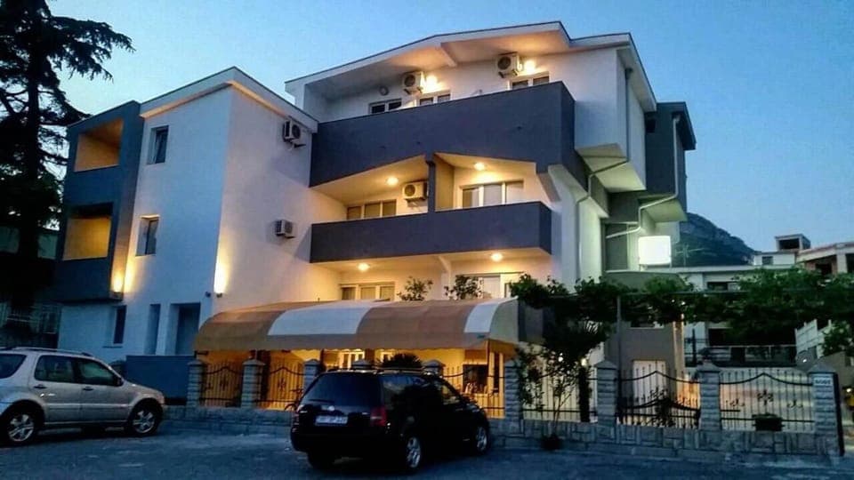 Facade/entrance, Night