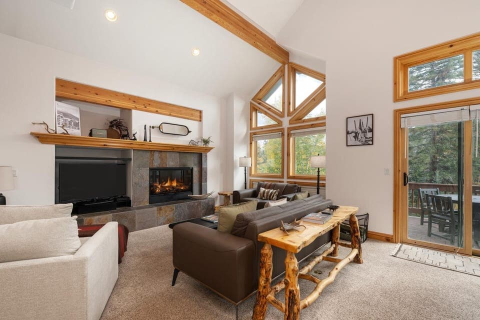 Day, TV and multimedia, View (from property/room), Balcony/Terrace, Living room, fireplace, furniture