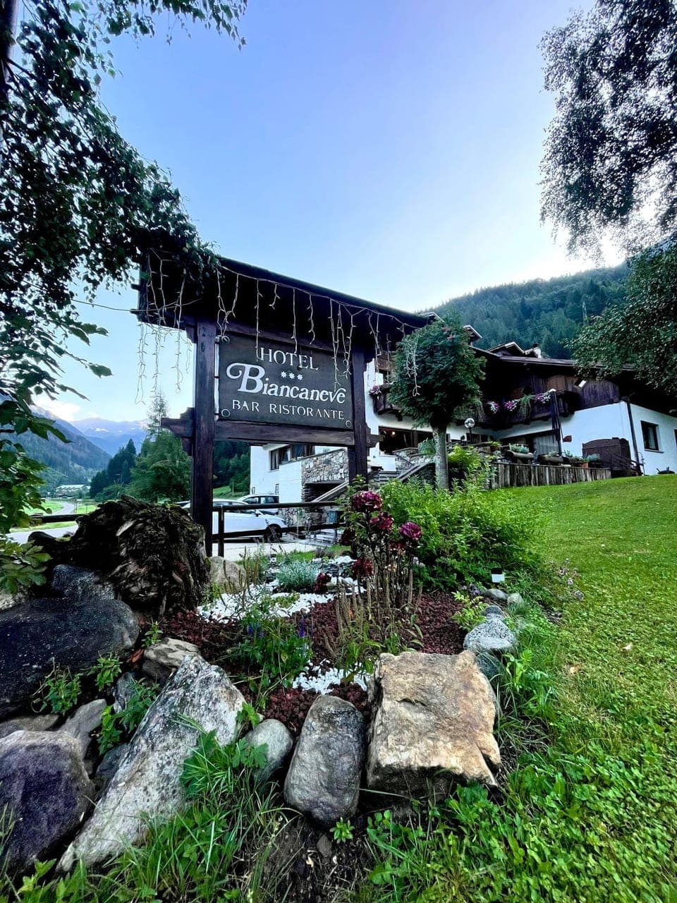 Property building, Spring, Day, Natural landscape, Garden, Garden view, Mountain view