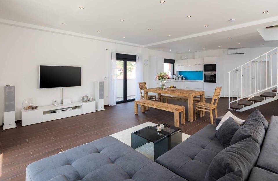 TV and multimedia, Kitchen or kitchenette, Living room, Seating area, Dining area