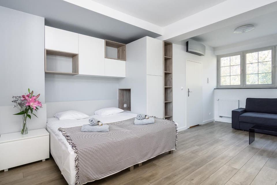 Bed, Living room, Photo of the whole room, Seating area, Bedroom, towels