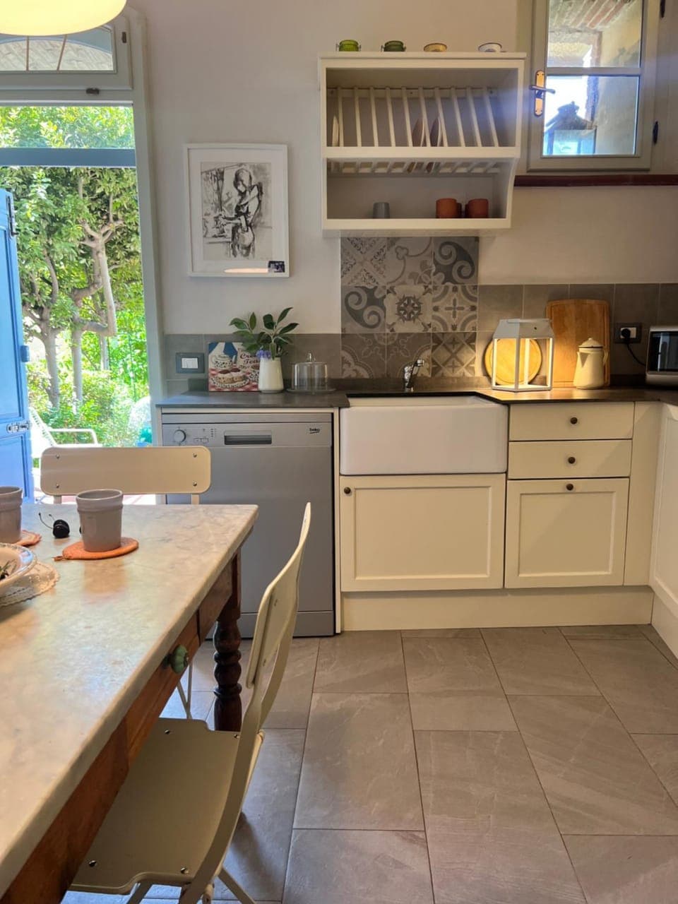 Kitchen or kitchenette, dishwasher