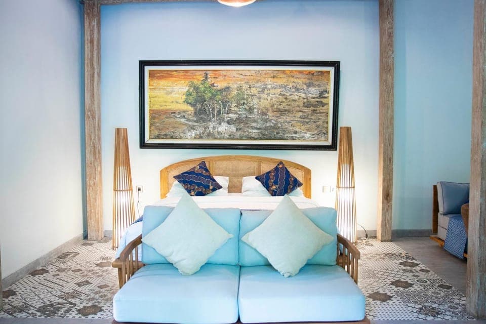 Bed, Seating area, Bedroom