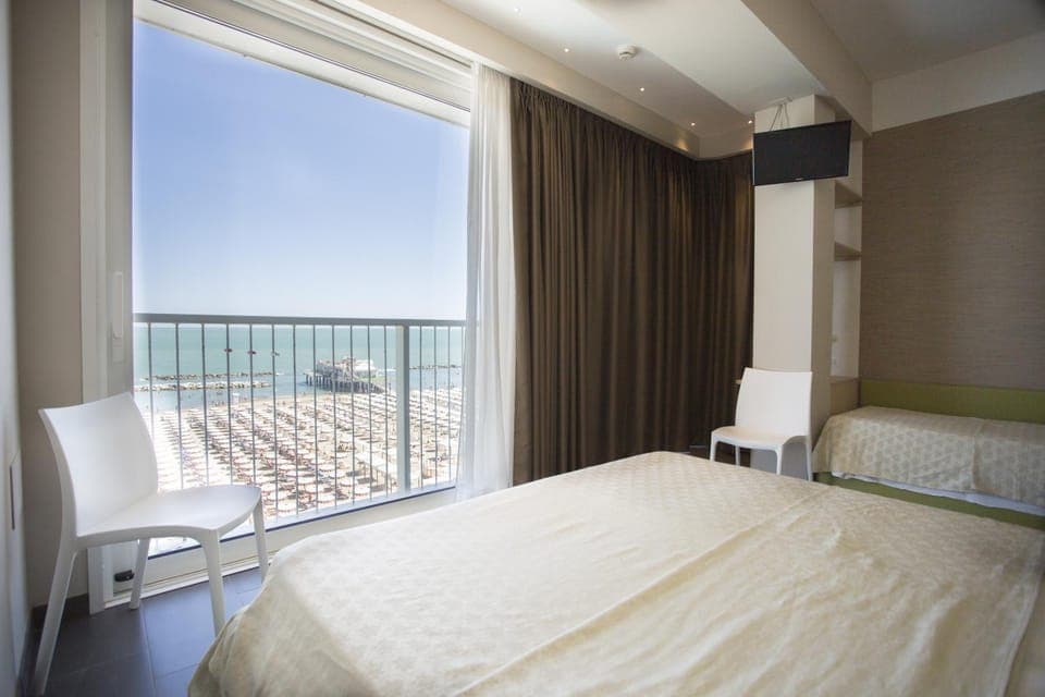 Bed, Natural landscape, TV and multimedia, View (from property/room), Photo of the whole room, Bedroom, Sea view