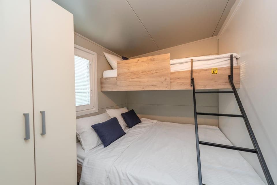 Bedroom, bunk bed