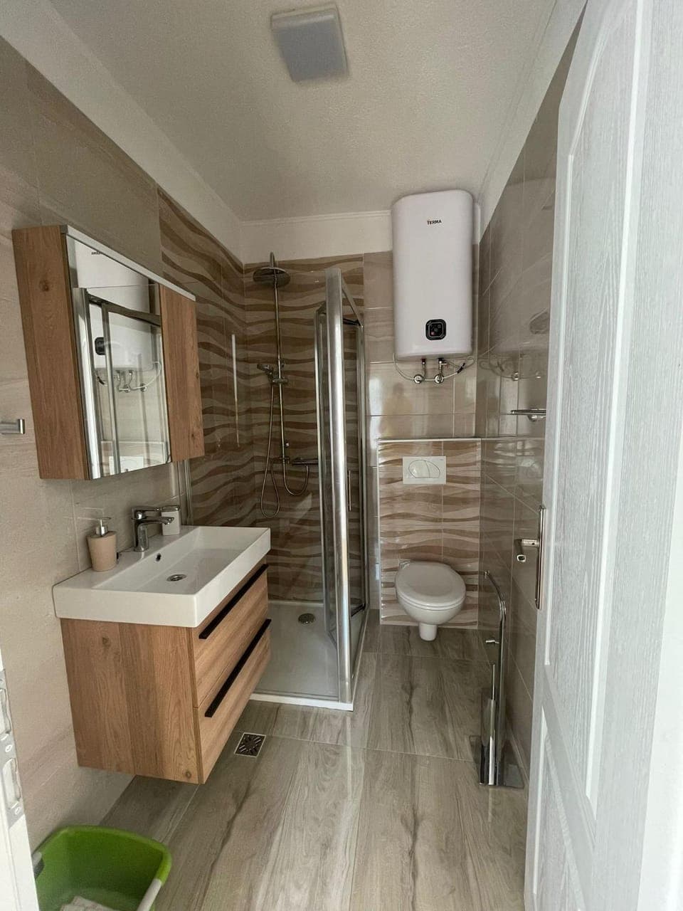 Shower, Toilet
