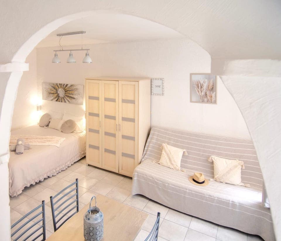 Bed, Photo of the whole room, wardrobe