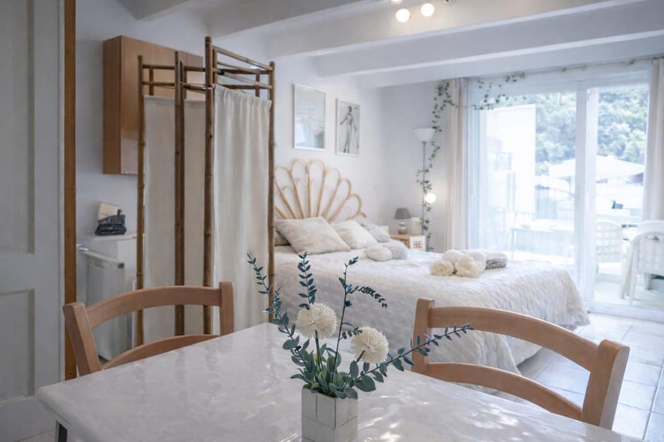 Bed, View (from property/room), Decorative detail, Dining area, Bedroom